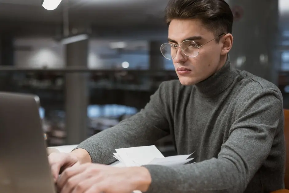 Mahasiswa membaca informasi beasiswa di laptop